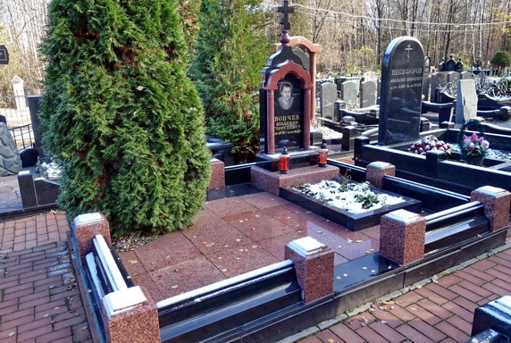 Памятник-арка в православном стиле и высокая туя