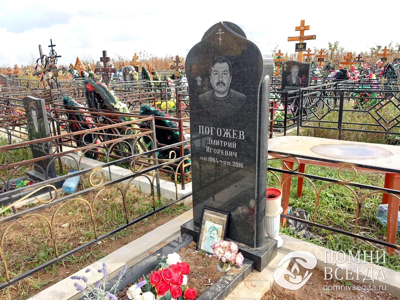 Высокий чёрный памятник
